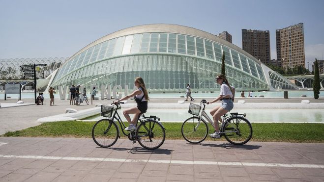 Unes turistes, amb bicicleta, per la Ciutat de les Arts i les Ciències de València