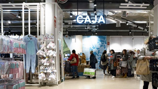 Diverses persones compren en una tenda d'un centro comercial de València. Imatge: Xisco Navarro