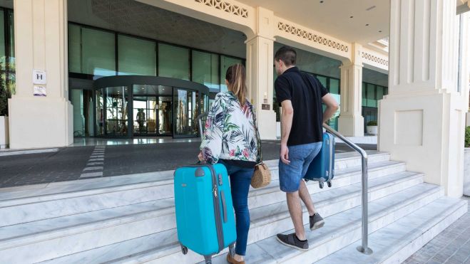 Dos turistes entren a un hotel de València