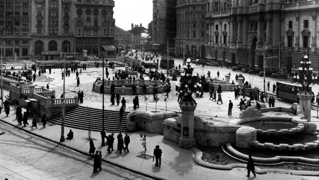 Imagen histórica de la plaza del Ayuntamiento, con la decoración en piedra diseñada por Goerlich