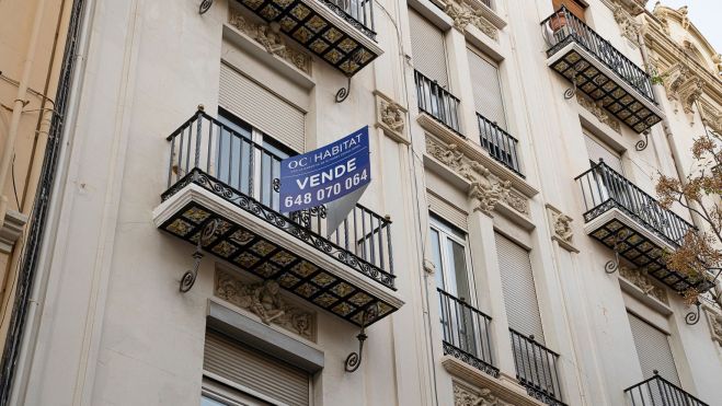 Un edificio de Valencia con un cartel de 'Se Vende'. Imagen: Xisco Navarro