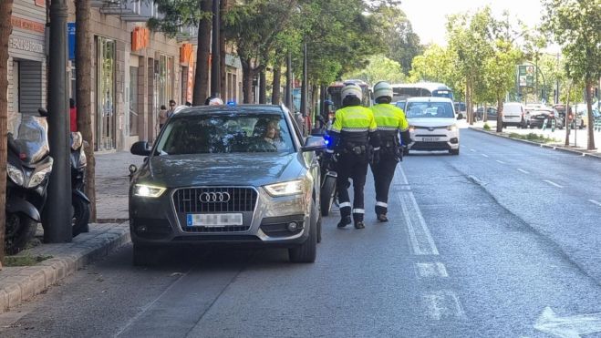 Un vehículo invade el carril Bus de Valencia