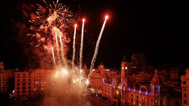 Disparo de un castillo de fuegos artificiales desde la plaza del Ayuntamiento de Valencia. Imagen: Visit Valencia