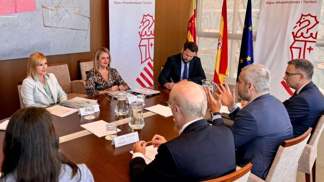 Salomé Pradas, Nuria Montes y los representantes de Aena