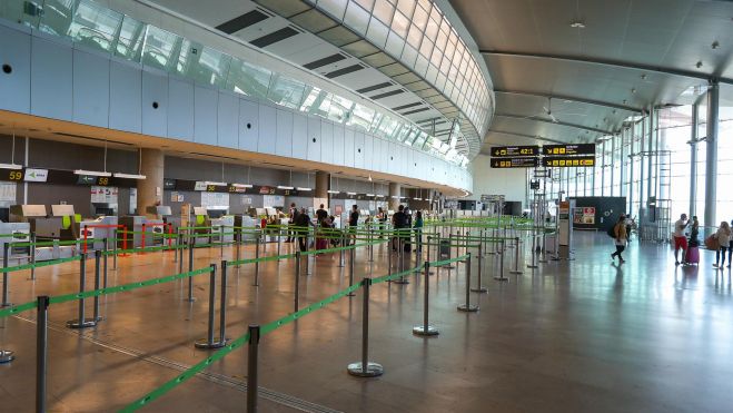 Interior del aeropuerto de València. Imagen: Iván Terrón - Europa Press