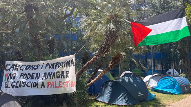 La acampada por Palestina en el jardín de la Facultad de Filosofía y Ciencias de la Educación de la UV