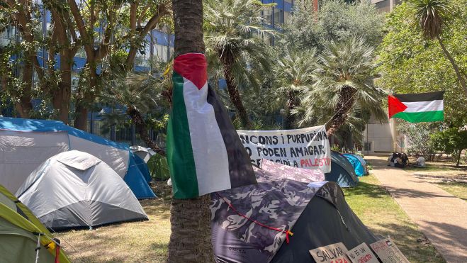 La acampada por Palestina en el jardín de la Facultad de Filosofía y Ciencias de la Educación de la UV