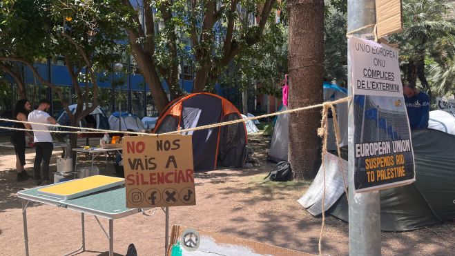 La acampada por Palestina en el jardín de la Facultad de Filosofía y Ciencias de la Educación de la UV