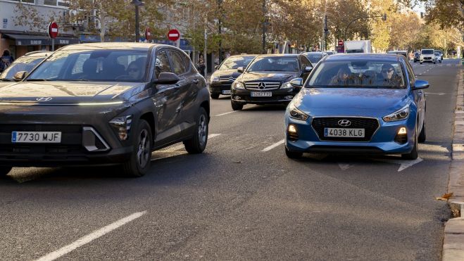 Coches circulando por la ciudad de València. Imagen: Xisco Navarro