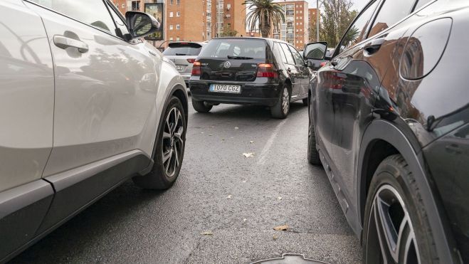 Diversos coches circulan por el centro de València. Imagen: Xisco Navarro