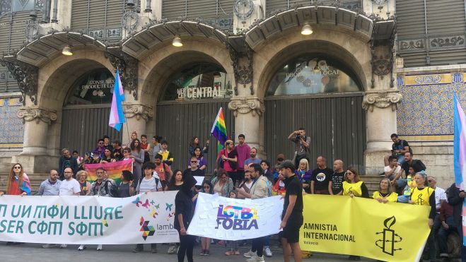 Concentración de 2023 en la plaza del Mercat por el Día contra la LGTBIfobia