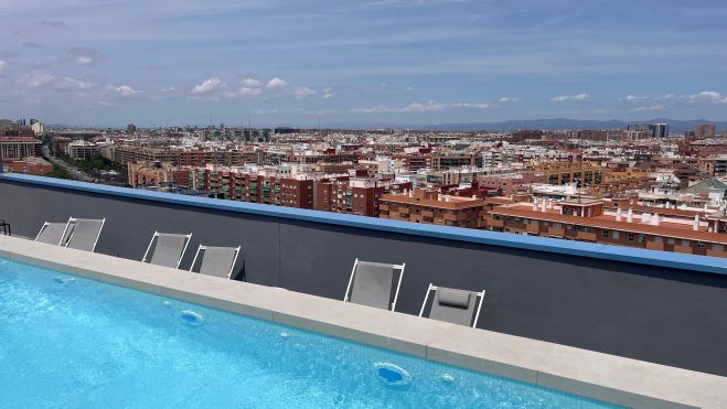 Terraza con piscina en el edificio STAY by Kronos de València