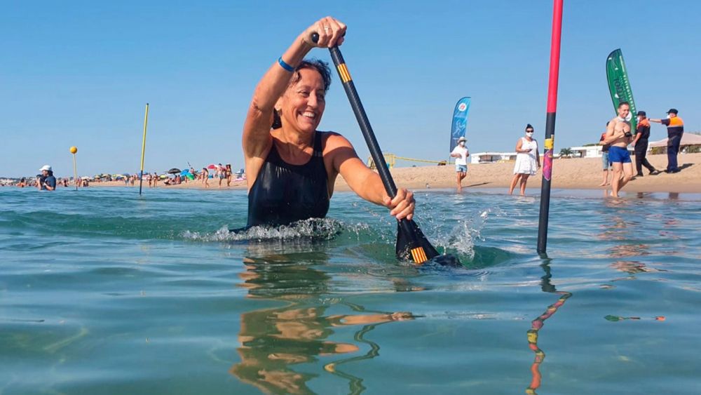 Una persona participa en la marxa aquàtica adaptada a la tercera edat