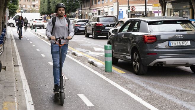 Una persona ciurcula amb el seu patinet a València. Foto Xisco Navarro