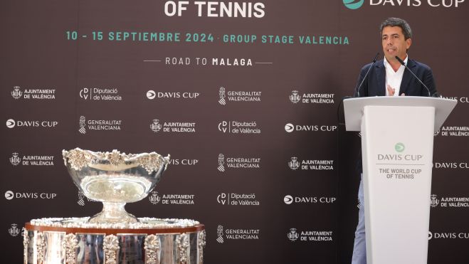 Carlos Mazón, con la Copa Davis