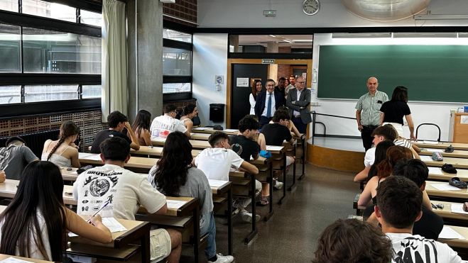 El conseller d'Educació José Antonio Rovira visita una aula en l'inici de les proves EBAU