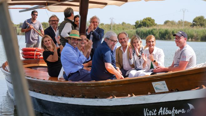 Los miembros del Consell participan en un paseo por l'Albufera