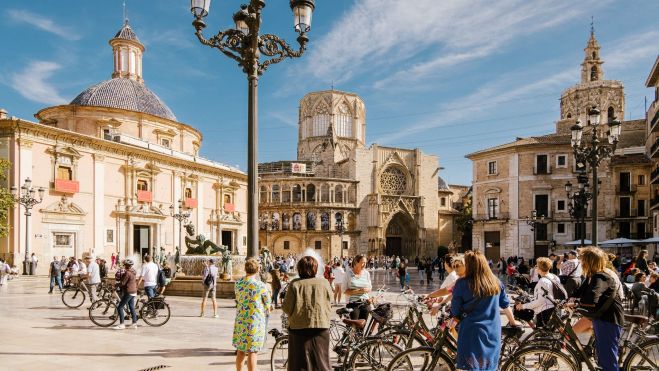 Un grupo de turistas hacen una ruta en bicicleta por el centro de València. Imagen: Visit Valencia