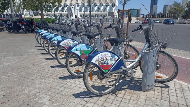 Bicicletas Valenbici en un aparcabicis de Valencia