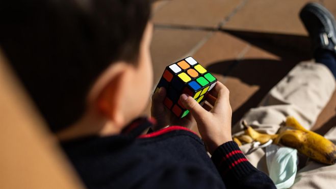 Un niño juega con un cubo de Rubik. Imagen: Alejandro Martínez Vélez