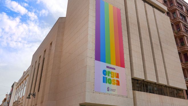 Pancarta con la bandera LGTBI en el Centro Cultural Carmen Alborch de Mislata