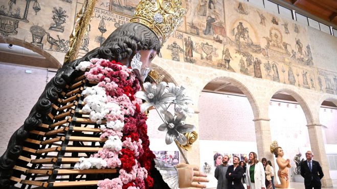 Exposición sobre el cadafal de la Virgen de los Desamparados de Valencia