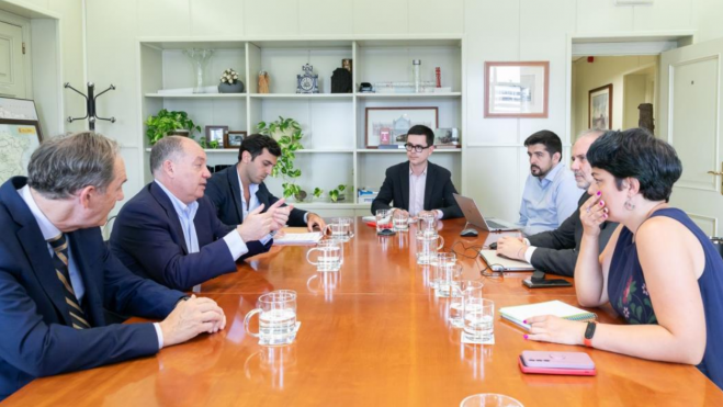 Reunión entre Marta Serrano Balbuena, Pepe Marí Olano y José Vicente Dómine