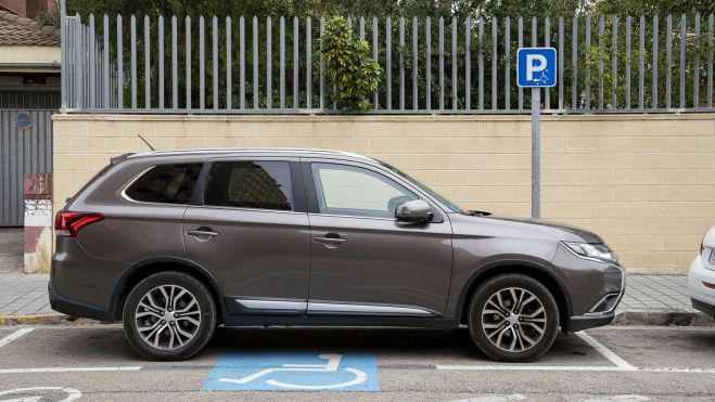 Un vehículo estacionado en una plaza destinada a persones con movilidad reducida