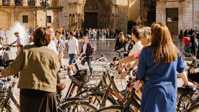 Un grupo de turistas en la plazaa de la Virgen de València. Imagen: Visit Valencia