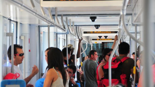 Un grupo de usuarios viaja en el interior de un tranvía de Metrovalencia