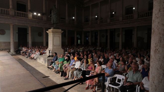 El público asistente a la proyección de una película en el claustro de La Nau