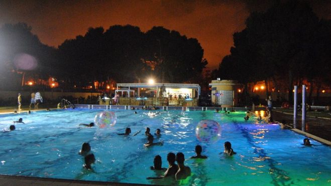 Una fiesta temática en la piscina del Parque del Oeste de València. Imagen: Aquaval