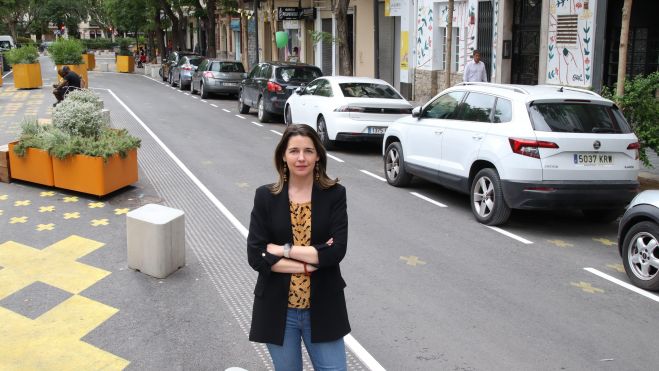 La concejala socialista, María Pérez, frente a unos coches estacionados en la Supermanzana de la Petxina