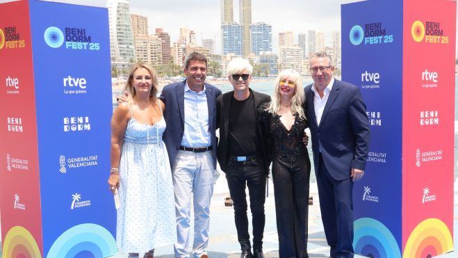 Nuria Montes, Carlos Mazón, Nebulossa y Toni Pérez, durante la presentación de Benidorm Fest