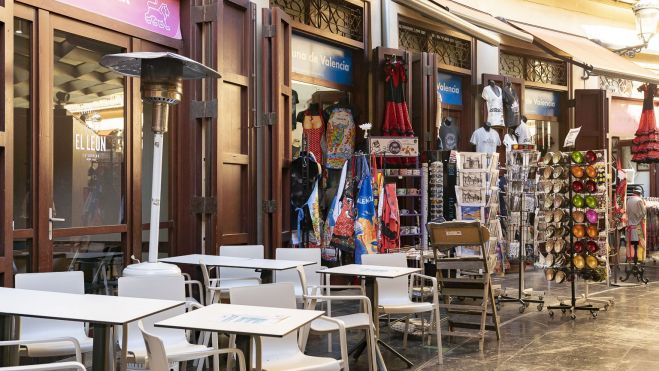 Diversos comercios en la plaza Redonda de València. Imagen: Xisco Navarro