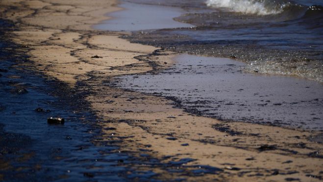 Vertido contaminante que afecta a las playas de Valencia . Foto Jorge Gil