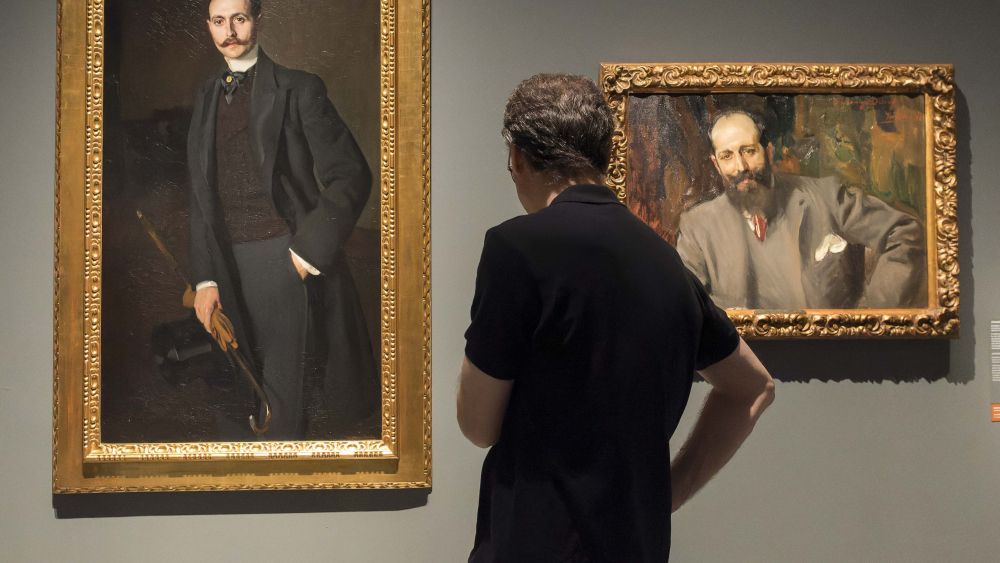 Visitant en l'exposició 'XIX. El Siglo del Retrato. Colecciones del Museo del Prado. De la Ilustración a la modernidad' en CaixaForum València