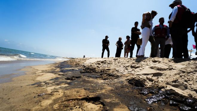 Fotografía del vertido ya retirado en las playas del Saler. Imagen: Jorge Gil 