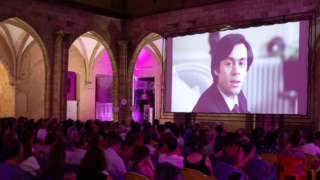 Projecció d'una película en el Centre del Carme