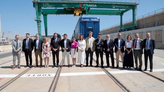 Autoridades en la autopista ferroviaria de Valencia