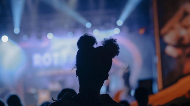 Una joven espectadora durante un concierto. Imagen: Paco Poyato