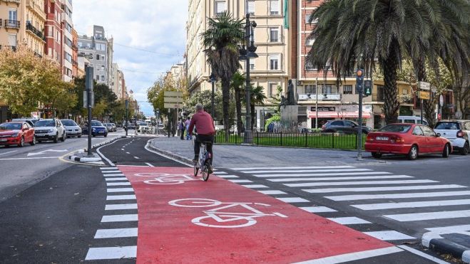 Un ciclista circulando por un carril bici de la ciudad de València