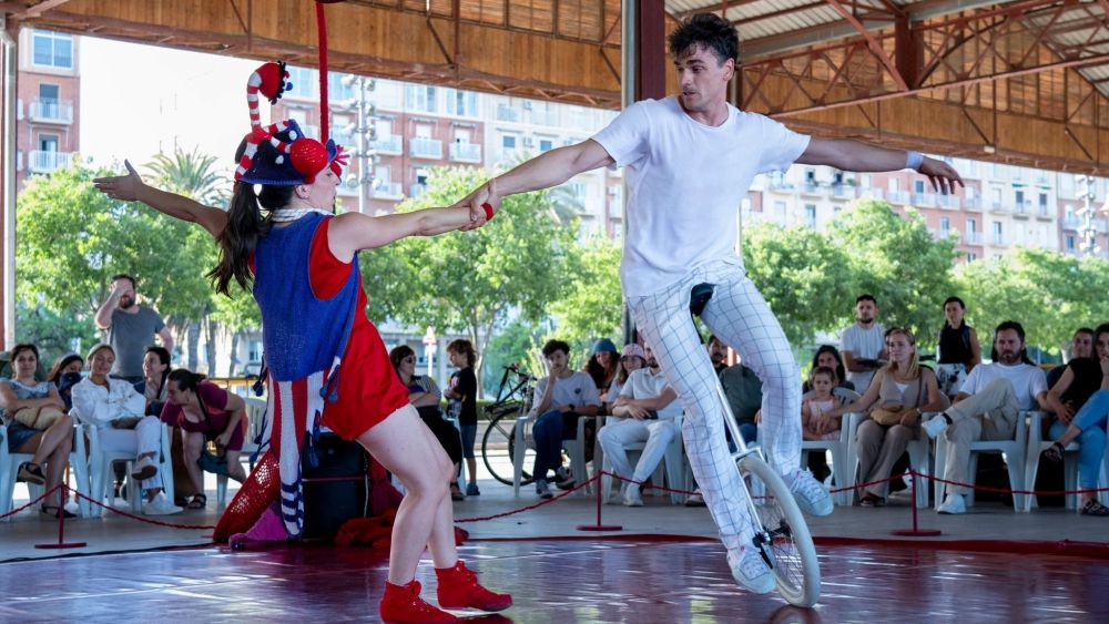 Un espectáculo de circo en La Marina de València