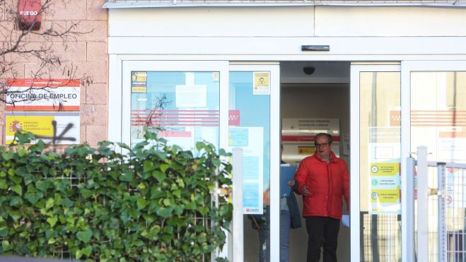 Una persona sale de la oficina del Servicio Público de Empleo Estatal (SEPE). Foto Ricardo Rubio