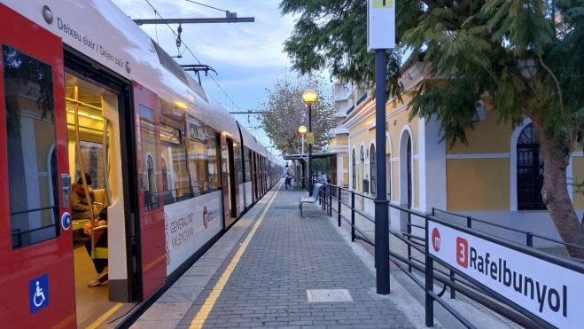 Tren de Metrovalencia en la estación de Rafelbunyol