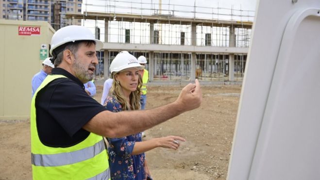 Visita de la concejala Julia Climent a las obras del nuevo colegio