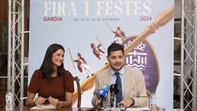 L'alcalde de Gandia, José Manuel Prieto, i la regidora de Cultura, Balbina Sendra, en la presentació de la programació de la Fira i Festes 2024. Foto Àlex Oltra