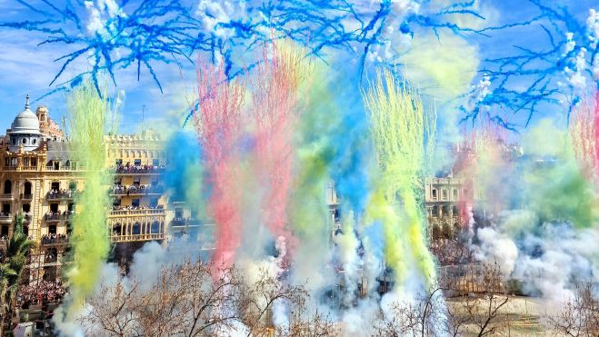 Una mascletà en la plaza del Ayuntamiento de València