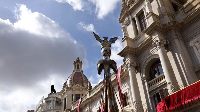 Baixada de la Senyera durant la celebració del 9 d'Octubre en 2023