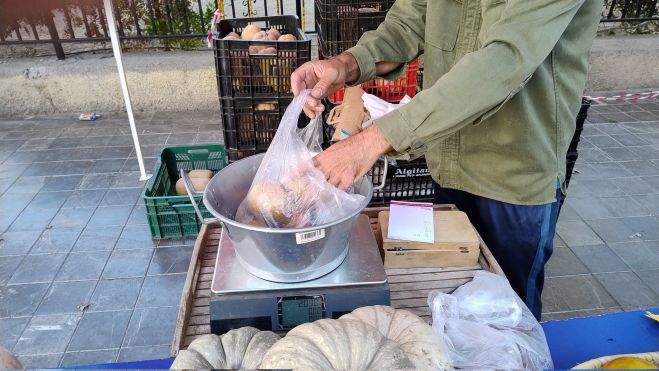 Un agricultor vende productos en una de las paradas de Mercats de l'Horta. Imagen: Per l'Horta